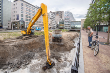 910598 Afbeelding van de werkzaamheden ten behoeve van het opnieuw aanleggen van de Stadsbuitengracht te Utrecht, ter ...